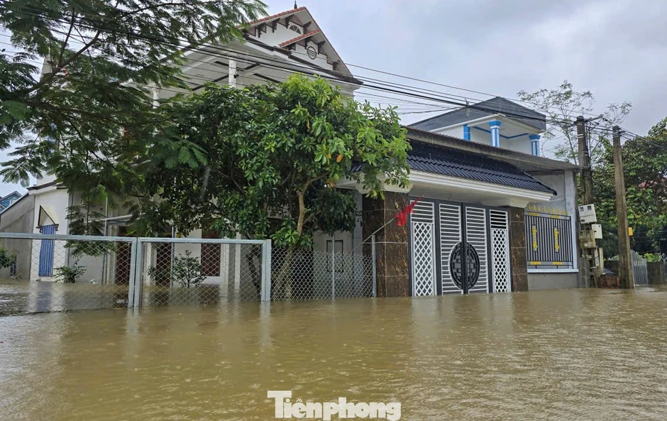 Vượt lũ đưa hài cốt về nhà Vượt lũ đưa hài cốt về nhà