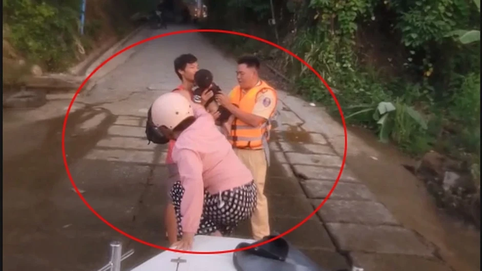 Vượt mưa giông, CSGT đường thủy TP.HCM kịp thời đưa bé trai 3 tuổi đi cấp cứu Vượt mưa giông, CSGT đường thủy TP.HCM kịp thời đưa bé trai 3 tuổi đi cấp cứu