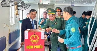 Vượt sóng lớn, đưa thùng phiếu đến với cử tri vãng lai làm nhiệm vụ trên biển