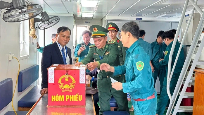 Vượt sóng lớn, đưa thùng phiếu đến với cử tri vãng lai làm nhiệm vụ trên biển Vượt sóng lớn, đưa thùng phiếu đến với cử tri vãng lai làm nhiệm vụ trên biển