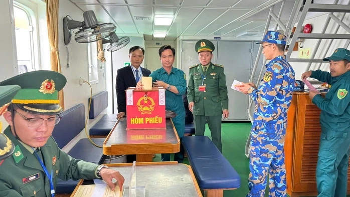 Vượt sóng lớn, đưa thùng phiếu đến với cử tri vãng lai làm nhiệm vụ trên biển Vượt sóng lớn, đưa thùng phiếu đến với cử tri vãng lai làm nhiệm vụ trên biển