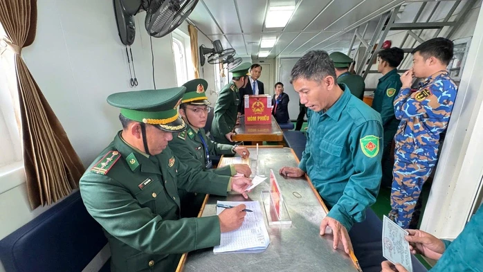 Vượt sóng lớn, đưa thùng phiếu đến với cử tri vãng lai làm nhiệm vụ trên biển Vượt sóng lớn, đưa thùng phiếu đến với cử tri vãng lai làm nhiệm vụ trên biển