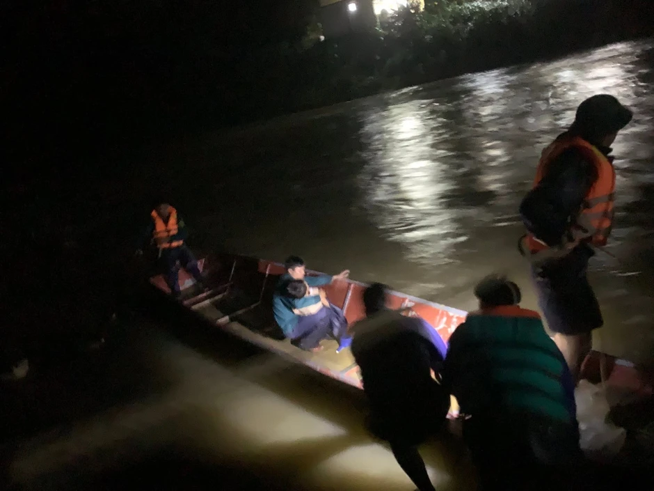 Vượt sông trong đêm mưa lũ đưa học sinh lớp 5 lên cơn co giật đi cấp cứu