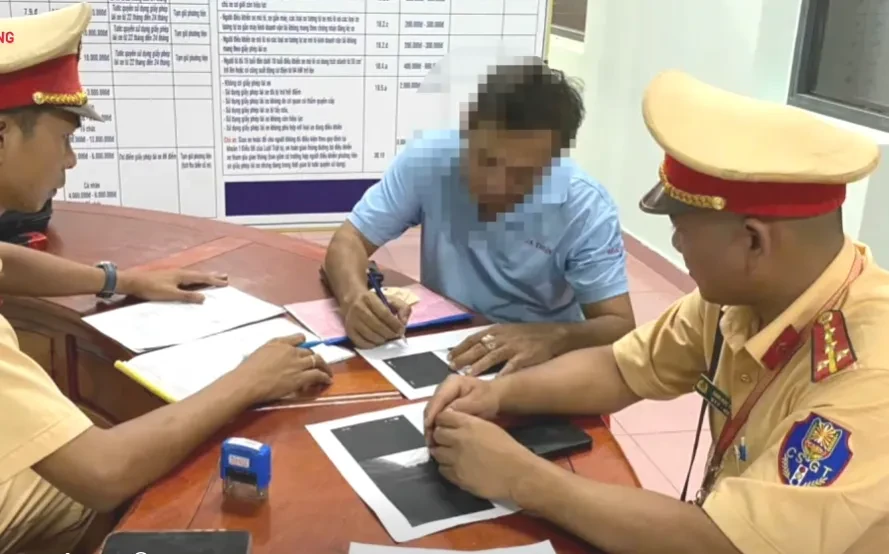 Vượt xe, chèn ép phương tiện trên quốc lộ, hai tài xế xe khách bị phạt nặng Vượt xe, chèn ép phương tiện trên quốc lộ, hai tài xế xe khách bị phạt nặng