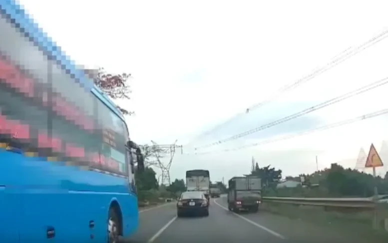 Vượt xe, chèn ép phương tiện trên quốc lộ, hai tài xế xe khách bị phạt nặng Vượt xe, chèn ép phương tiện trên quốc lộ, hai tài xế xe khách bị phạt nặng