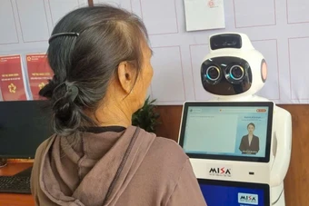 Xã đầu tiên ở Đắk Lắk đưa robot 'lễ tân' hướng dẫn người dân làm thủ tục hành chính