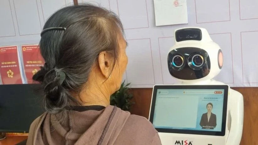 Xã đầu tiên ở Đắk Lắk đưa robot 'lễ tân' hướng dẫn người dân làm thủ tục hành chính Xã đầu tiên ở Đắk Lắk đưa robot 'lễ tân' hướng dẫn người dân làm thủ tục hành chính