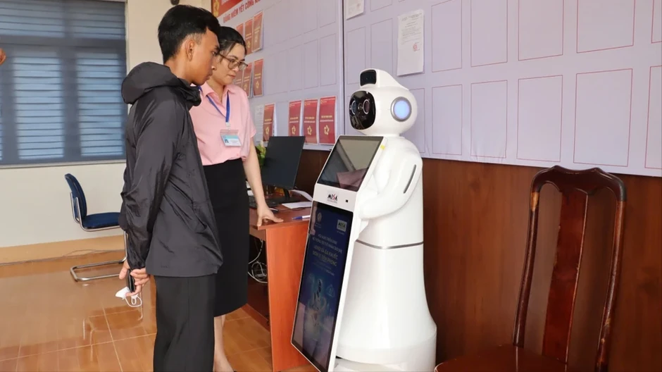 Xã đầu tiên ở Đắk Lắk đưa robot 'lễ tân' hướng dẫn người dân làm thủ tục hành chính Xã đầu tiên ở Đắk Lắk đưa robot 'lễ tân' hướng dẫn người dân làm thủ tục hành chính