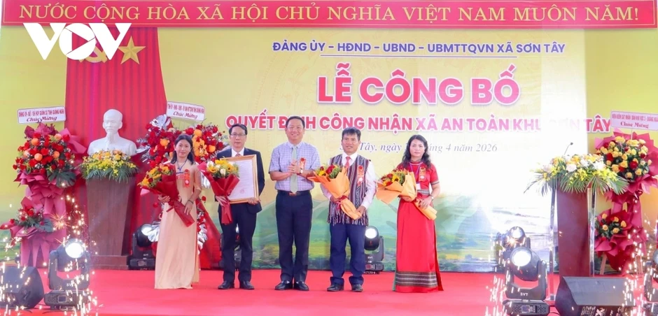 Xã Sơn Tây (Quảng Ngãi) đón nhận danh hiệu xã An toàn khu Xã Sơn Tây (Quảng Ngãi) đón nhận danh hiệu xã An toàn khu