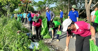 Xã Vĩnh Lộc ra quân dọn rác tại đường Rạch Cầu Suối, trồng thêm 210 cây xanh