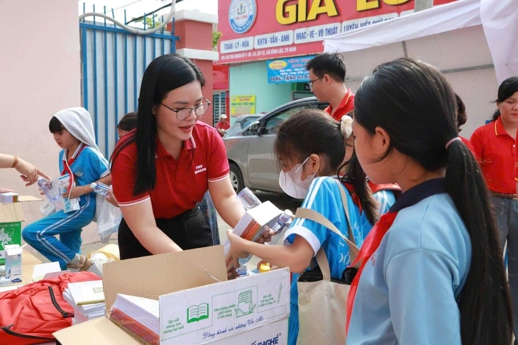 Xã Vĩnh Lộc ra quân dọn rác tại đường Rạch Cầu Suối, trồng thêm 210 cây xanh