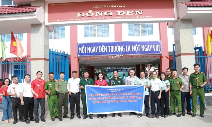 Xã Vĩnh Lộc ra quân dọn rác tại đường Rạch Cầu Suối, trồng thêm 210 cây xanh