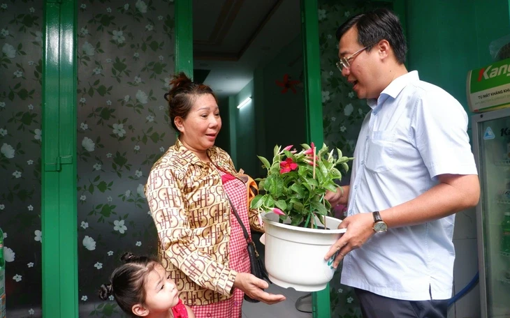Xã Vĩnh Lộc ra quân dọn rác tại đường Rạch Cầu Suối, trồng thêm 210 cây xanh