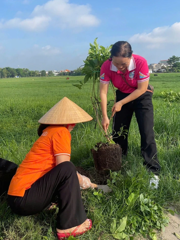 Xã Vĩnh Lộc ra quân dọn rác tại đường Rạch Cầu Suối, trồng thêm 210 cây xanh