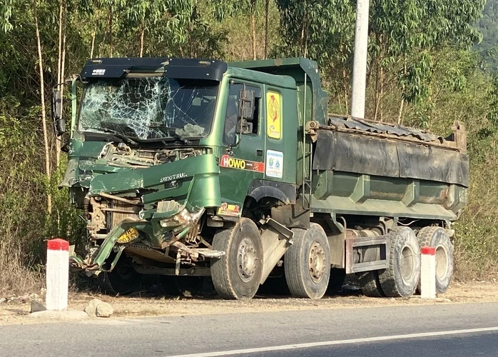 Xác định nguyên nhân xe tải tông khiến xe khách rơi xuống vực sâu 40 m Xác định nguyên nhân xe tải tông khiến xe khách rơi xuống vực sâu 40 m