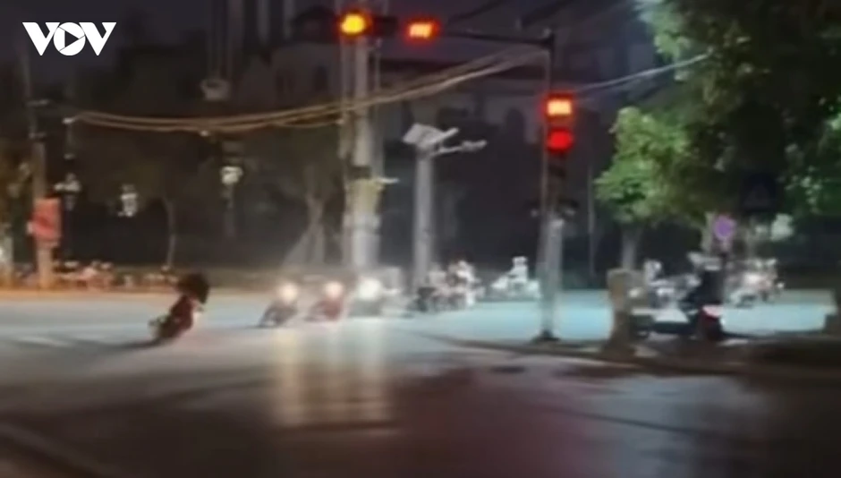 Xác định nhóm thanh thiếu niên lái xe gây náo loạn quanh hồ Vị Xuyên, Ninh Bình Xác định nhóm thanh thiếu niên lái xe gây náo loạn quanh hồ Vị Xuyên, Ninh Bình