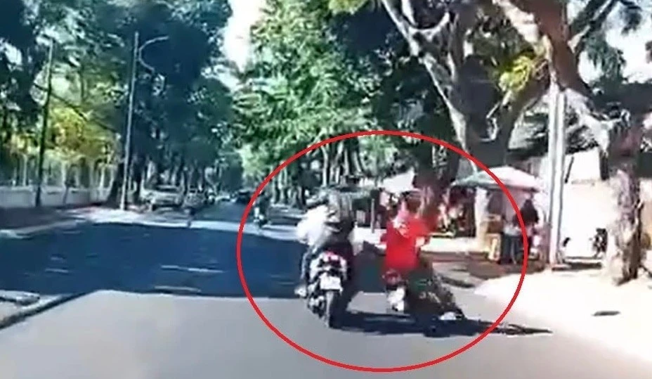 Xác minh clip nam thanh niên đang chạy xe bị tấn công bằng mũ bảo hiểm Xác minh clip nam thanh niên đang chạy xe bị tấn công bằng mũ bảo hiểm