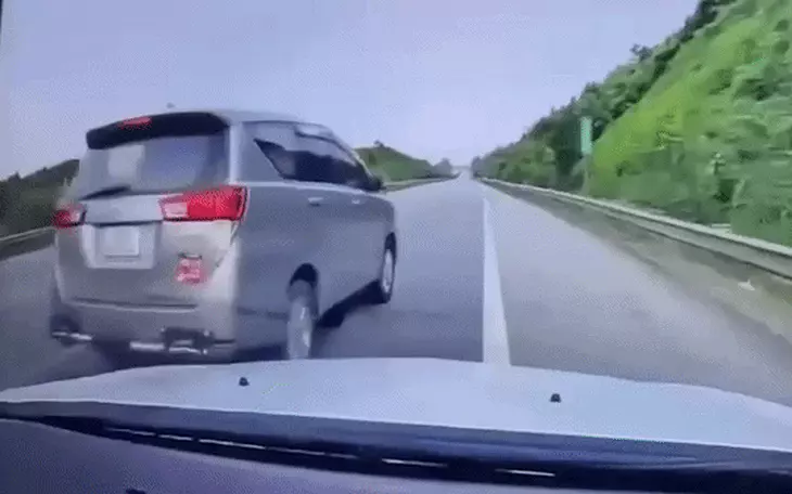 Xác minh clip người đàn ông đổ vỏ chai thủy tinh xuống sông Kẻ Vạn ở Huế Xác minh clip người đàn ông đổ vỏ chai thủy tinh xuống sông Kẻ Vạn ở Huế