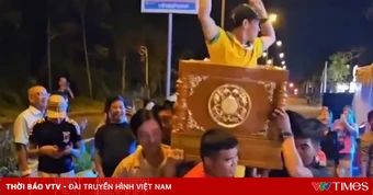 Xác minh clip nhóm người khiêng quan tài có người sống, nhảy múa giữa phố