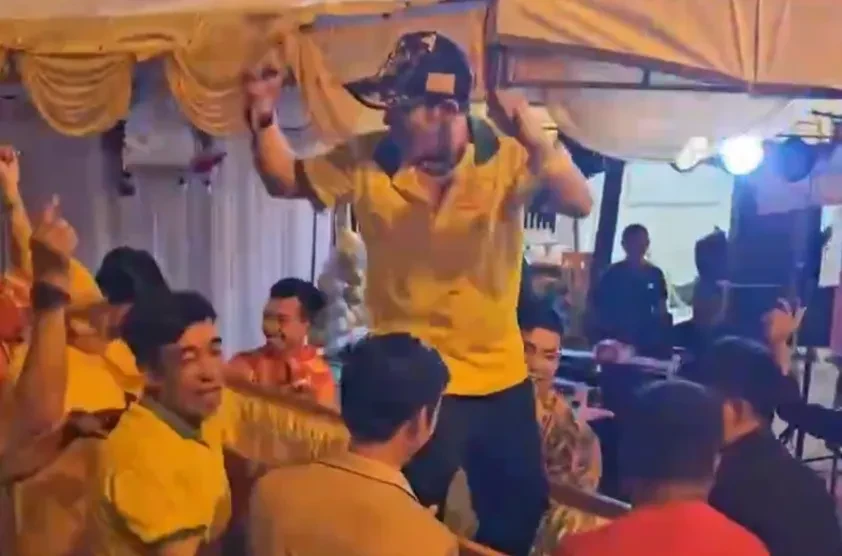 Xác minh clip nhóm người khiêng quan tài có người sống, nhảy múa giữa phố Xác minh clip nhóm người khiêng quan tài có người sống, nhảy múa giữa phố