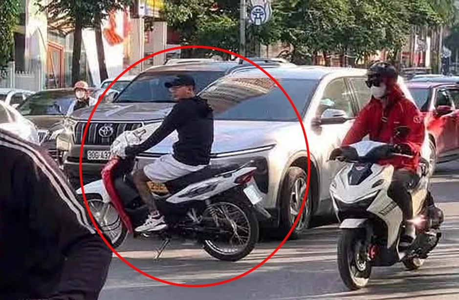 Xác minh clip ô tô, xe máy chặn đầu, đánh võng, tạt đầu nhau trên đường phố Hà Nội Xác minh clip ô tô, xe máy chặn đầu, đánh võng, tạt đầu nhau trên đường phố Hà Nội