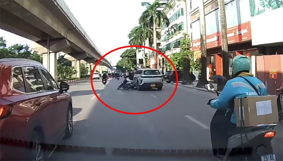 Xác minh clip ô tô, xe máy chặn đầu, đánh võng, tạt đầu nhau trên đường phố Hà Nội Xác minh clip ô tô, xe máy chặn đầu, đánh võng, tạt đầu nhau trên đường phố Hà Nội