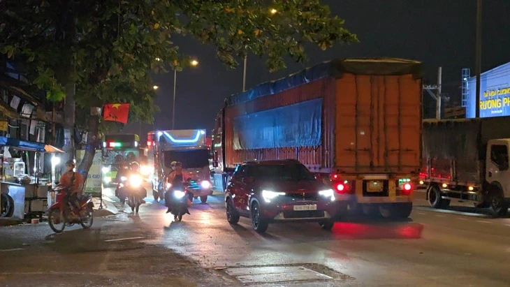 Xác minh clip xe container chạy ngược chiều giờ cao điểm ở TP.HCM Xác minh clip xe container chạy ngược chiều giờ cao điểm ở TP.HCM