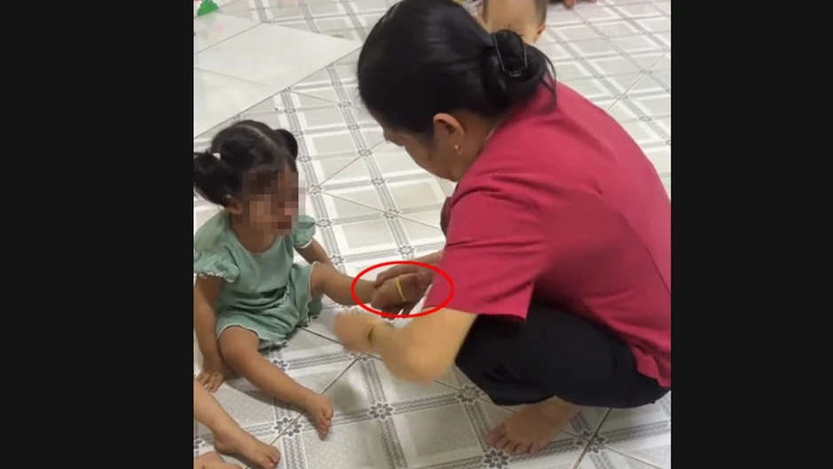 Xác minh làm rõ video bảo mẫu đánh, bắn dây thun vào chân trẻ mầm non ở TP.HCM Xác minh làm rõ video bảo mẫu đánh, bắn dây thun vào chân trẻ mầm non ở TP.HCM