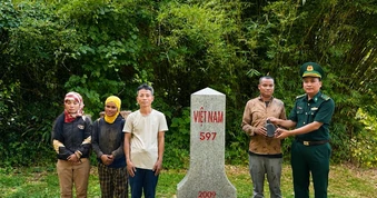 Xác minh mộ liệt sĩ Việt Nam hy sinh tại Lào
