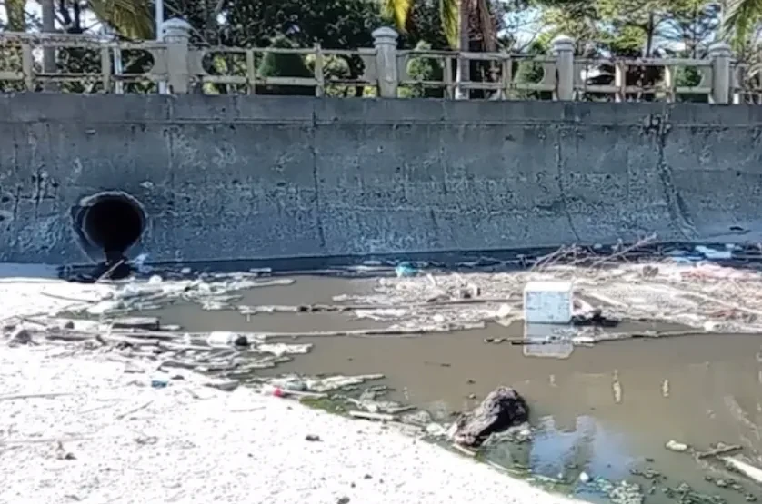 Xác minh nguồn nước thải đen kịt chảy ra biển Nha Trang Xác minh nguồn nước thải đen kịt chảy ra biển Nha Trang