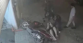 Xác minh nhóm người xông vào nhà, kéo người đàn ông ra đường hành hung