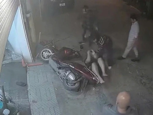 Xác minh nhóm người xông vào nhà, kéo người đàn ông ra đường hành hung Xác minh nhóm người xông vào nhà, kéo người đàn ông ra đường hành hung
