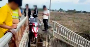 Xác minh vụ người đàn ông chết vì tông xe vào cửa xả hồ thủy lợi