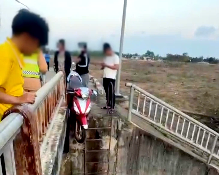 Xác minh vụ người đàn ông chết vì tông xe vào cửa xả hồ thủy lợi Xác minh vụ người đàn ông chết vì tông xe vào cửa xả hồ thủy lợi