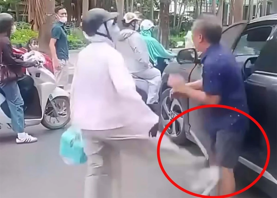 Xác minh vụ người phụ nữ chửi bới, tát liên tiếp nam tài xế lớn tuổi ở Hà Nội