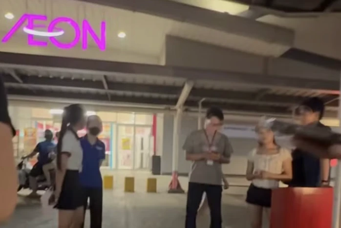 Xác minh vụ người phụ nữ tố bị quy chụp ăn cắp đồ ở Aeon Long Biên Xác minh vụ người phụ nữ tố bị quy chụp ăn cắp đồ ở Aeon Long Biên