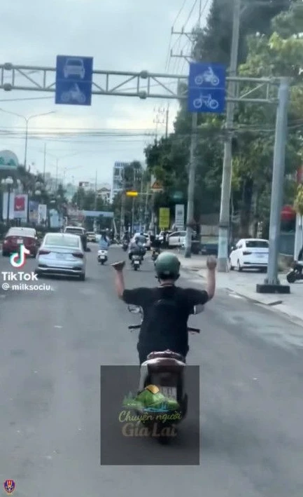Xác minh xử lý người điều khiển xe mô tô buông 2 tay từ bài đăng trên mạng xã hội Xác minh xử lý người điều khiển xe mô tô buông 2 tay từ bài đăng trên mạng xã hội