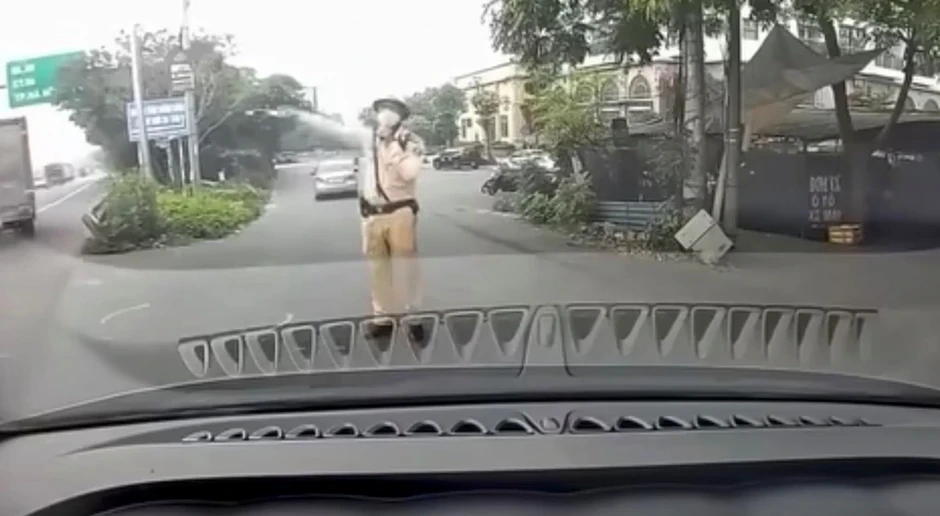 Xác minh, xử lý "thầy dạy lái ô tô" chỉ học viên đi sai làn, cãi CSGT ở Hà Nội