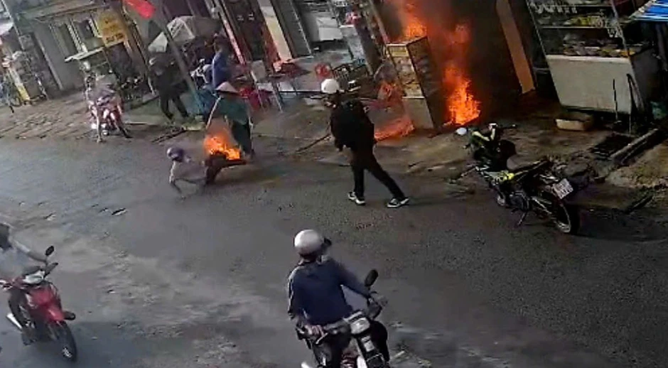 Xăng rò rỉ gần bếp than gây cháy, một người bị bỏng nặng Xăng rò rỉ gần bếp than gây cháy, một người bị bỏng nặng