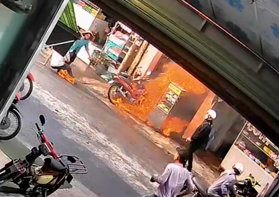 Xăng rò rỉ gần bếp than gây cháy, một người bị bỏng nặng Xăng rò rỉ gần bếp than gây cháy, một người bị bỏng nặng