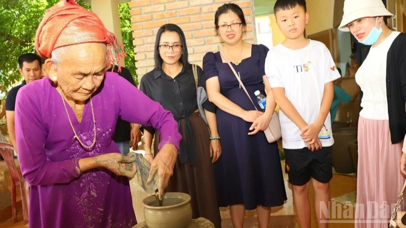 Xây dựng chính sách lao động thích ứng với già hóa dân số ở Khánh Hòa Xây dựng chính sách lao động thích ứng với già hóa dân số ở Khánh Hòa