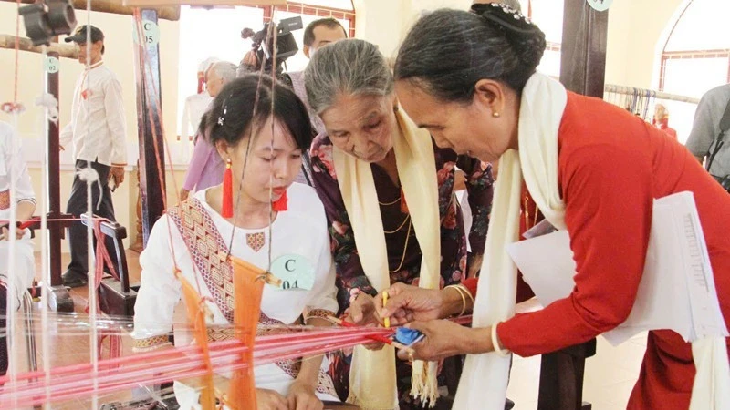 Xây dựng chính sách lao động thích ứng với già hóa dân số ở Khánh Hòa Xây dựng chính sách lao động thích ứng với già hóa dân số ở Khánh Hòa