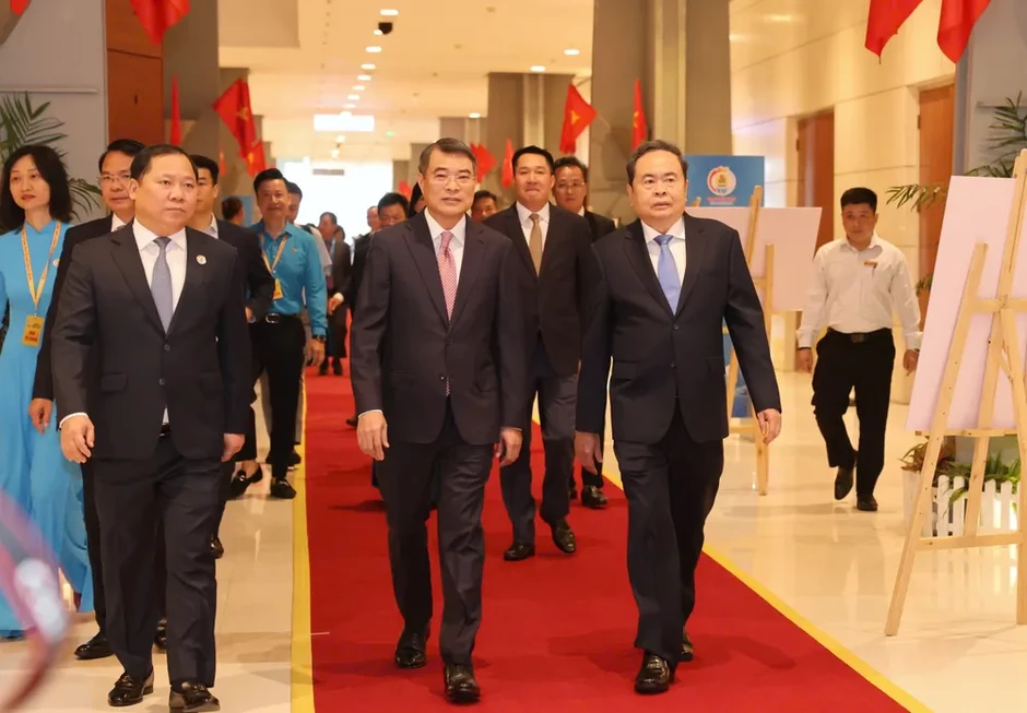 Xây dựng giai cấp công nhân Việt Nam hiện đại, lớn mạnh, xứng đáng là lực lượng tiên phong Xây dựng giai cấp công nhân Việt Nam hiện đại, lớn mạnh, xứng đáng là lực lượng tiên phong