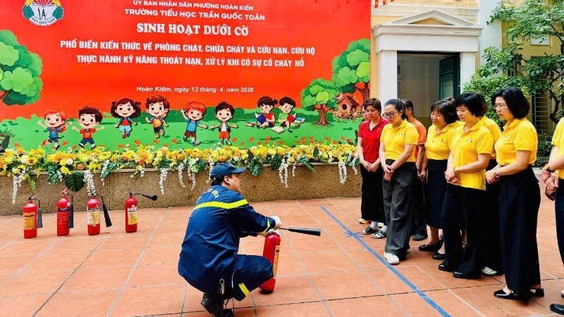 Xây dựng môi trường học đường an toàn và phòng, chống cháy nổ Xây dựng môi trường học đường an toàn và phòng, chống cháy nổ