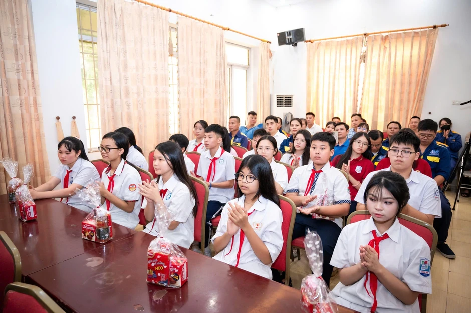 Xây Tết 2026: Trao tặng 50 suất học bổng cho con em công nhân thoát nước Hà Nội