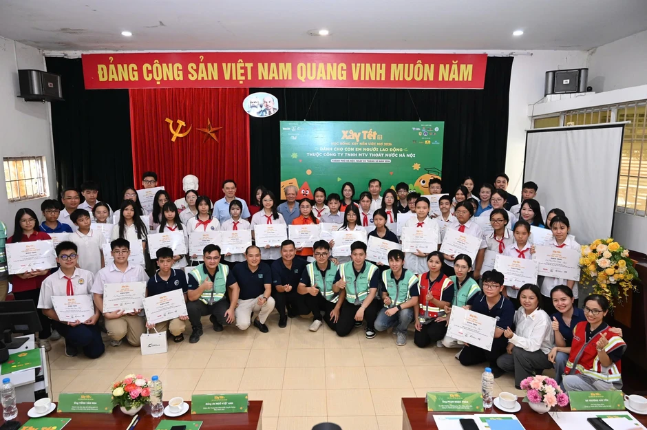 Xây Tết 2026: Trao tặng 50 suất học bổng cho con em công nhân thoát nước Hà Nội