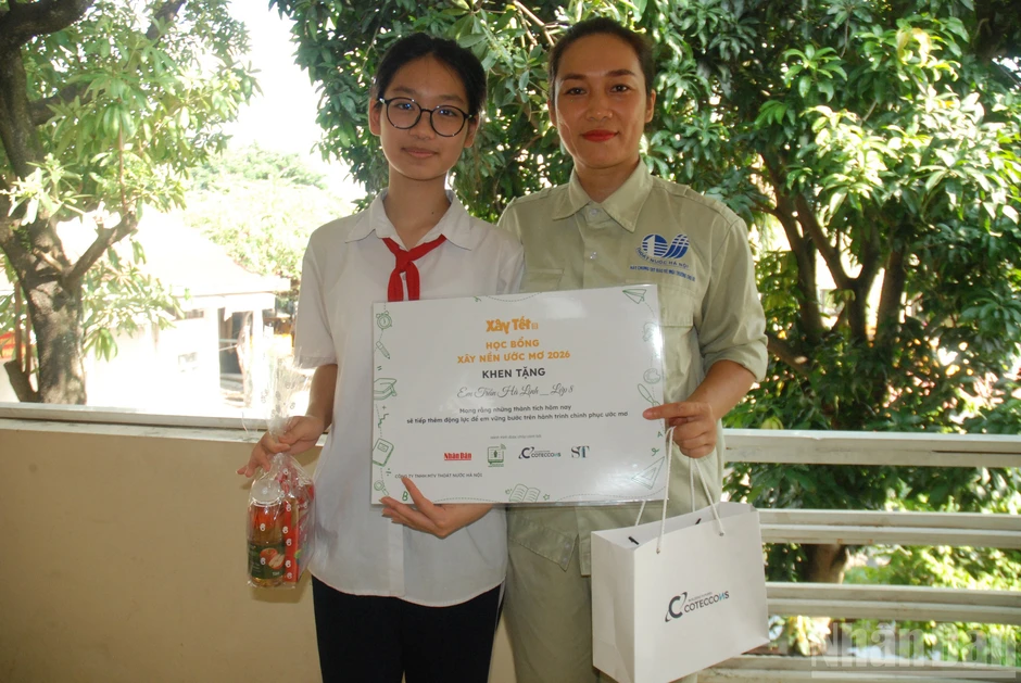Xây Tết 2026: Trao tặng 50 suất học bổng cho con em công nhân thoát nước Hà Nội
