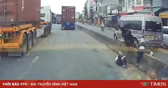 Xe 16 chỗ chuyển hướng không bật tín hiệu làm người phụ nữ đi xe máy ngã nhào