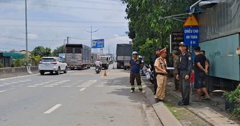 Xe ba gác tông đuôi ô tô tải trên đường dẫn cao tốc, một người tử vong