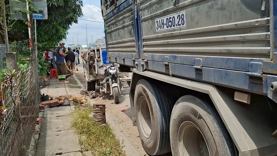 Xe ba gác tông đuôi ô tô tải trên đường dẫn cao tốc, một người tử vong Xe ba gác tông đuôi ô tô tải trên đường dẫn cao tốc, một người tử vong